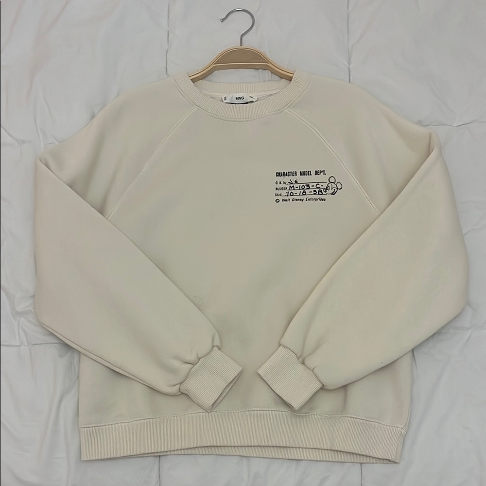 Disney - Crewneck Sweater 

Size: M
Usage: Never
Designs: Front + Back designs